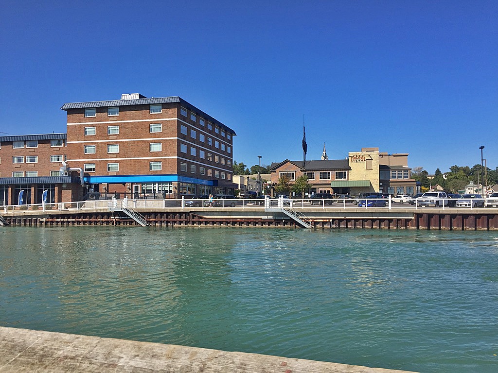 Port Hotel & Shops